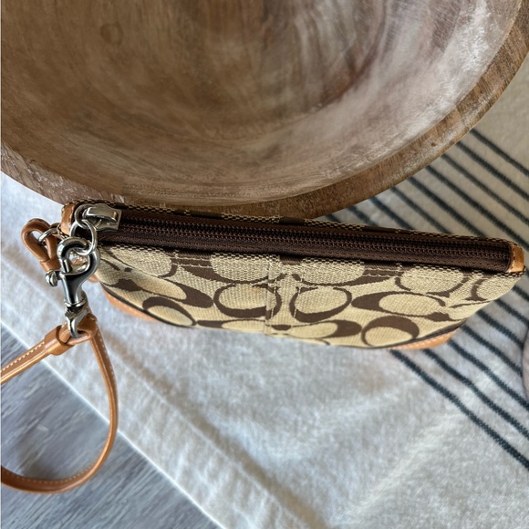 🍃🦋 Coach Brown & Tan Signature Canvas Leather Wristlet - Picture 6 of 11